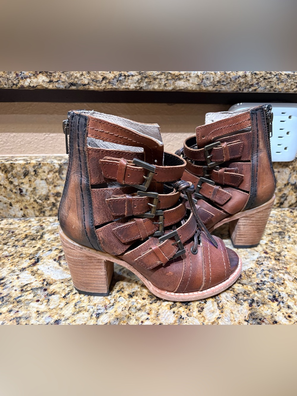 Freebird Womens Boot 5 “Braeden” Buckles Peep-Toe bohemian leather heeled sandal